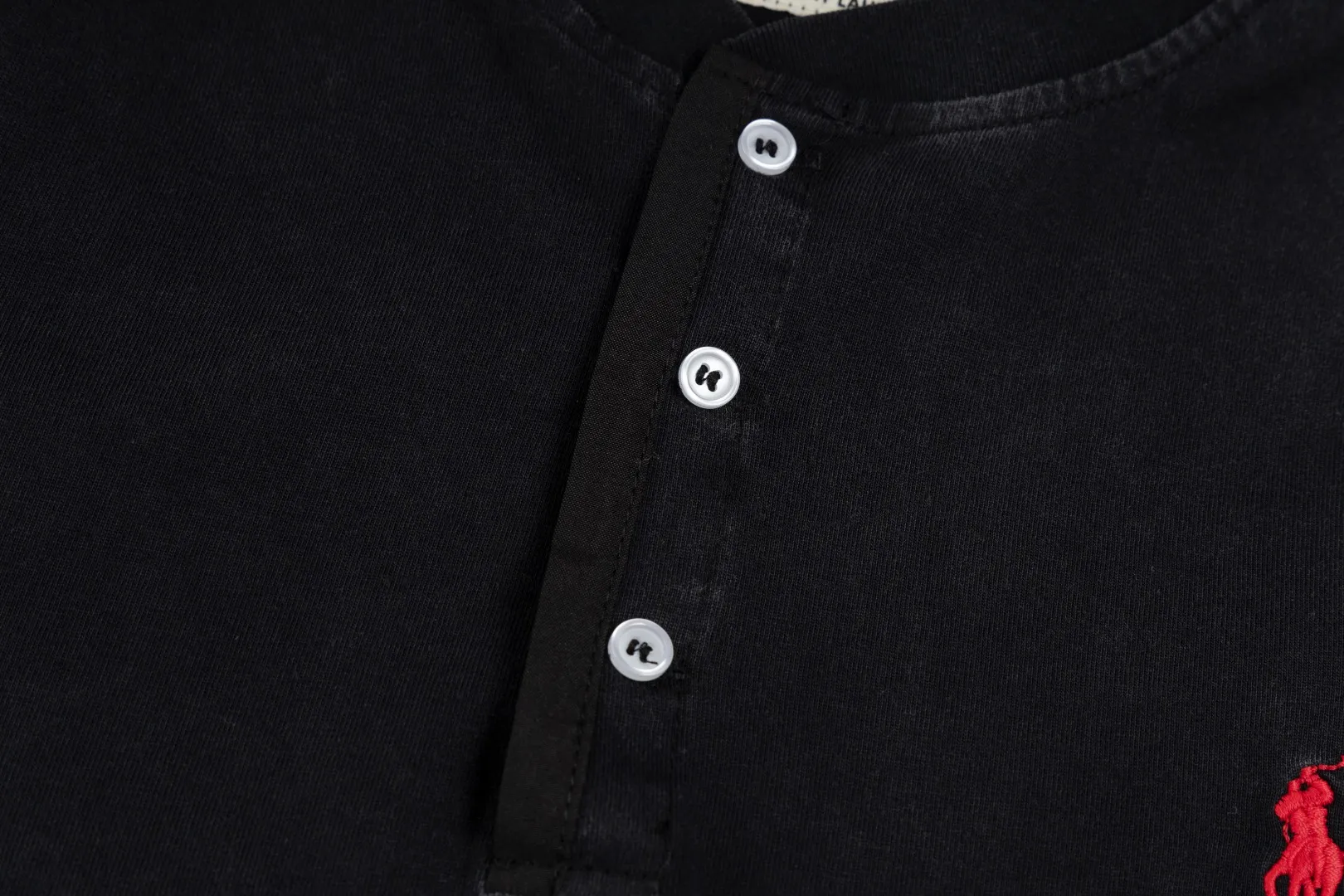 P196 85 Ralph Lauren washed heavy brushed distressed henley stand-up collar open chest long-sleeved bottoming shirt thin sweatshirt fabric 100% Xinjiang long-staple cotton, imported embroidered logo on the chest custom threaded collar, classic embroidery, the highest version, suitable for business and leisure daily use! 🌘3-button placket, laser logo pearlescent resin buttons, cuffs and hem are double-stitched, different from the currency version. Washed and distressed, sand-washed and stir-fried. Color: White, Black, Navy Blue, Army Green, Gray Size: S M L XL Length: 69/70/72/75 Bust: 102/108/116/124 Shoulder width: 43/45/47/49 Recommended weight: 100-120/120-140/140-160/160-180 pounds